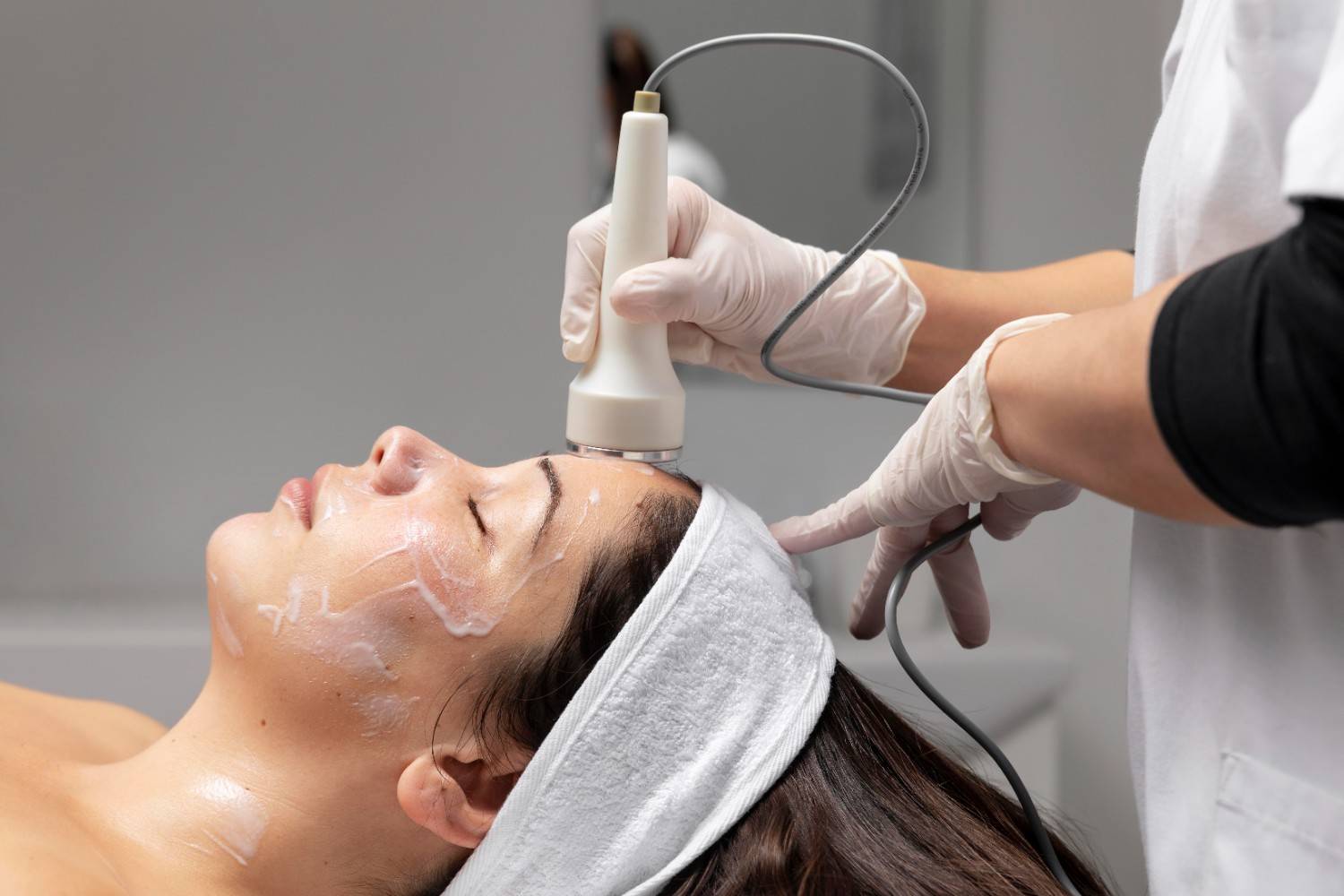 young-woman-having-facial-treatment (1)